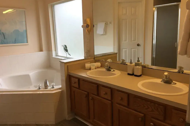 Room 7 of 27