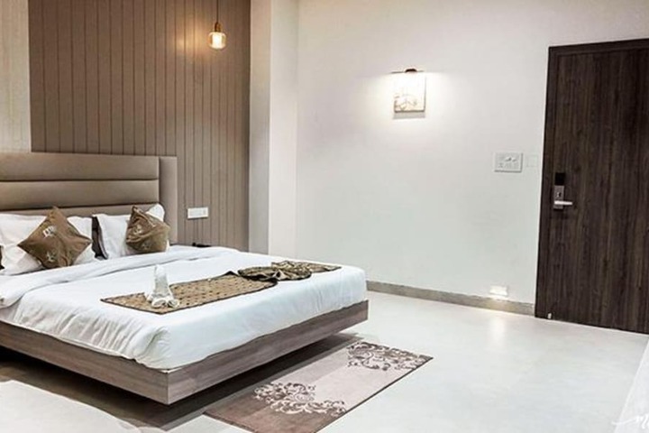 Room 9 of 18
