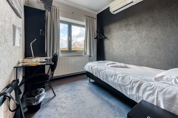 Room 27 of 49