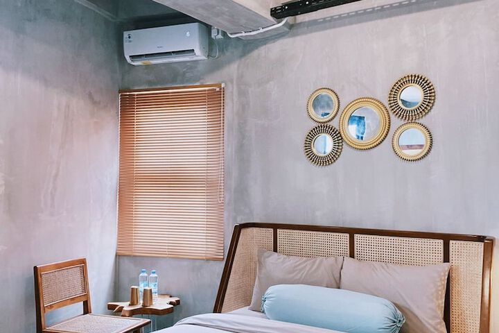 Room 12 of 28
