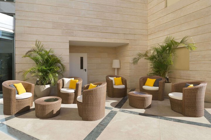 Lounge 68 of 83