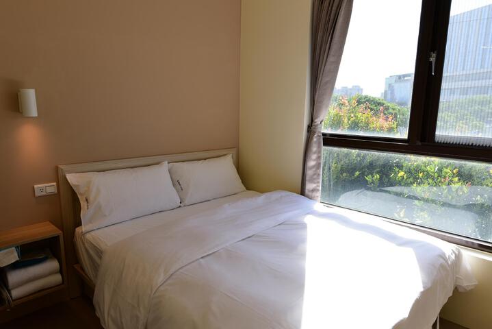 Room 12 of 142