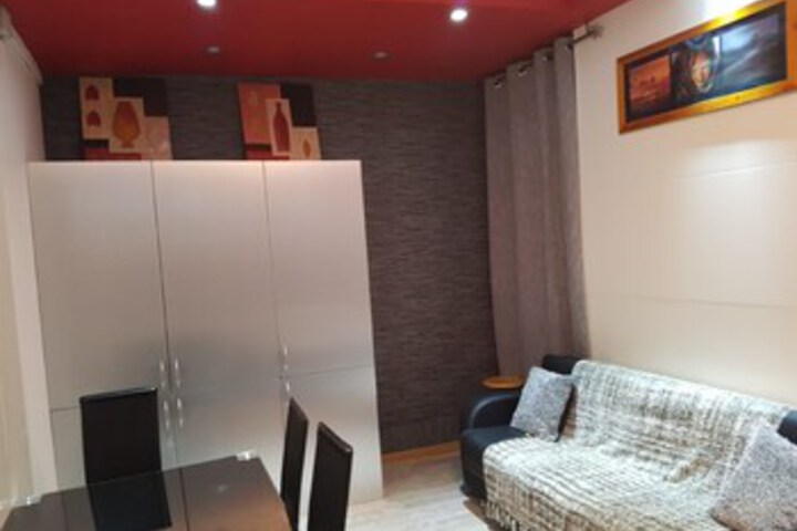 Room 9 of 12