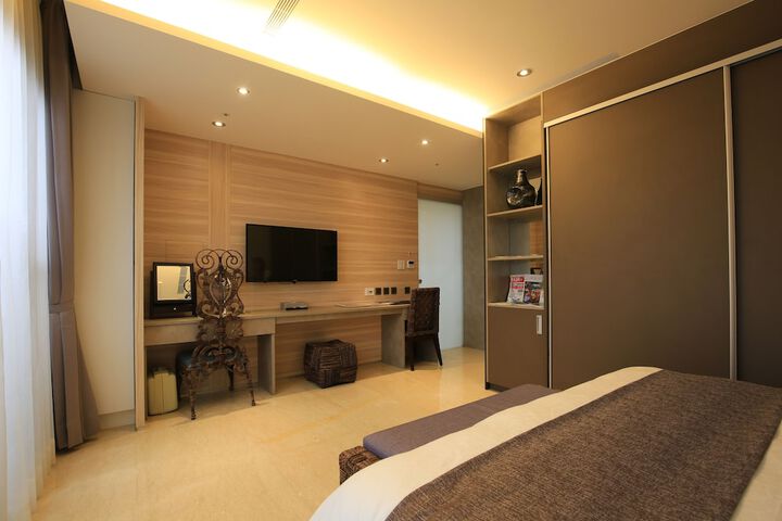 Room 22 of 102