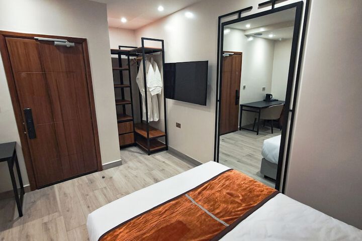 Room 7 of 106