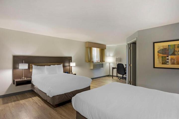 2 Double Beds (7 of 11)