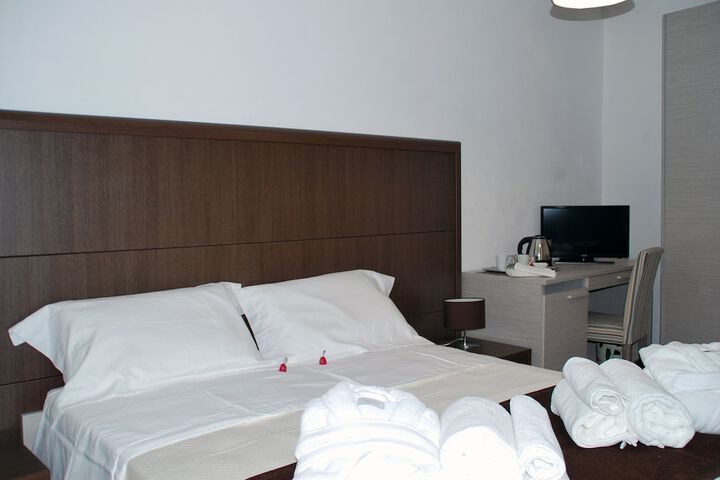 Room 5 of 18