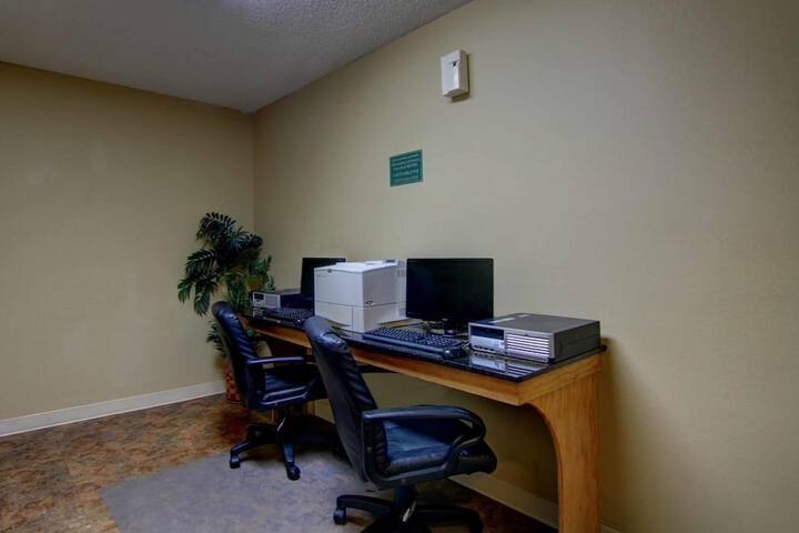 Business Center 32 of 33