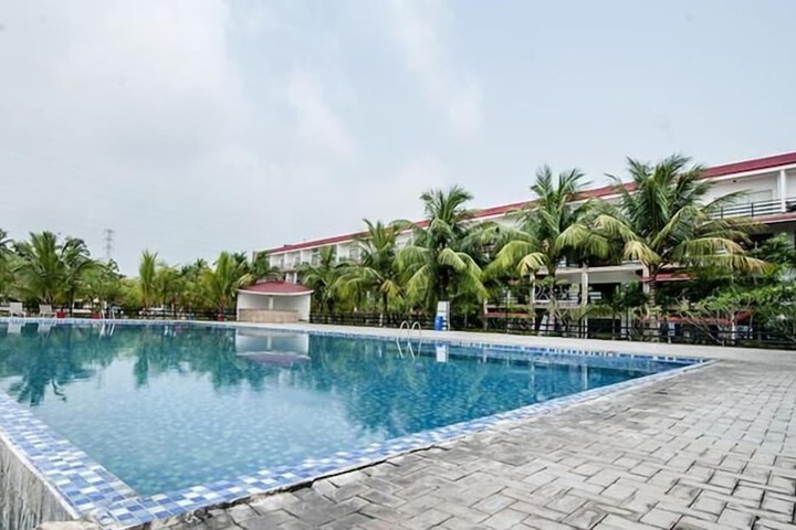 Hotel with Pool