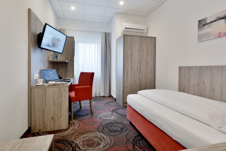 Room 3 of 48