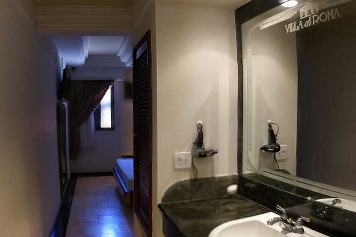 Room 9 of 16
