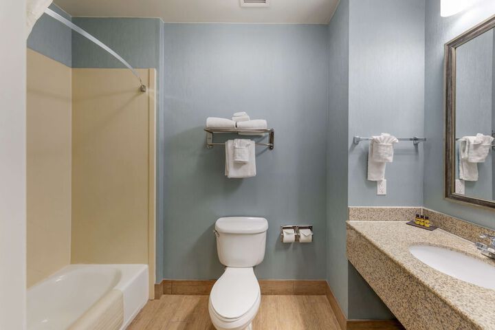 1 King Bed High Speed Internet Accessible Microwave and Refrigerator Flat Screen Television Desk Full Breakfast (3 of 12)