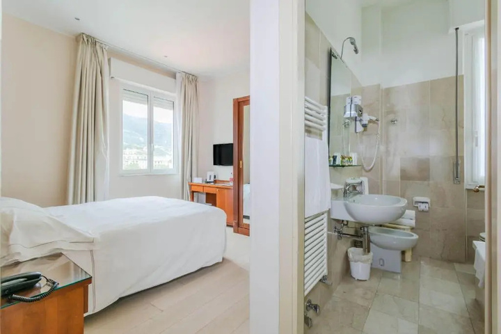 Room 10 of 30