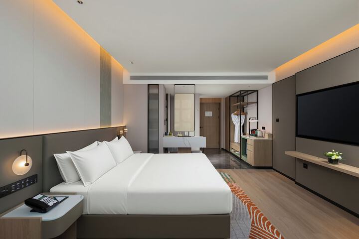 Room 33 of 87