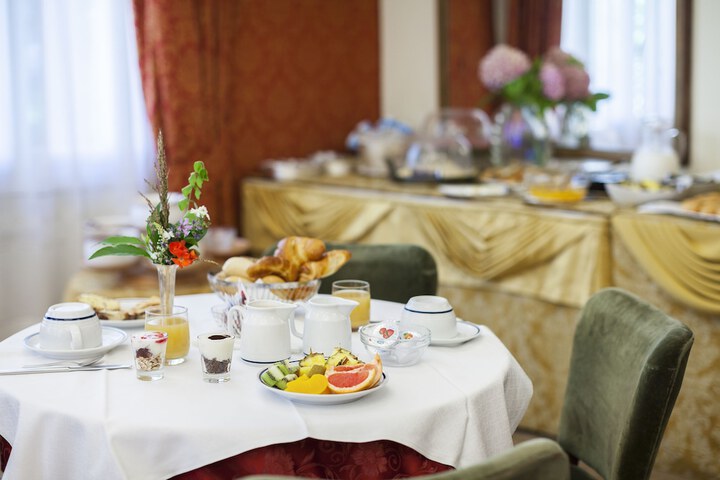 Dining 40 of 53