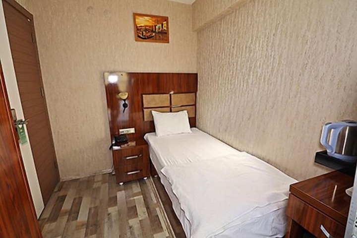 Room 10 of 16