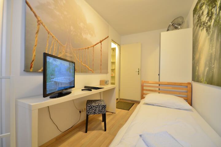 Room 13 of 19