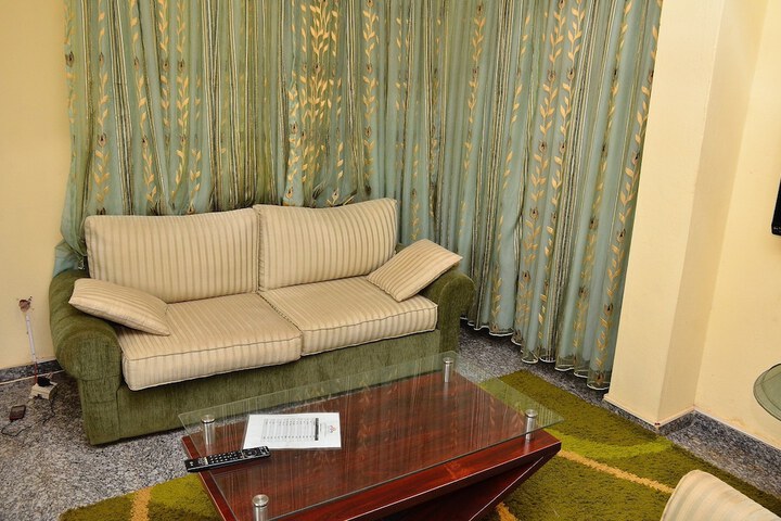 Lounge 90 of 94