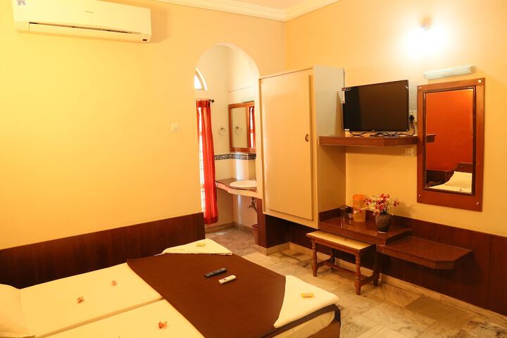 Room 5 of 33
