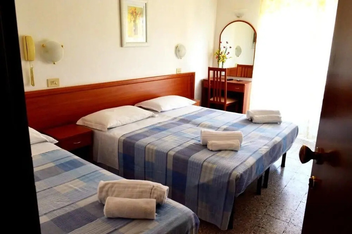 Room 6 of 17