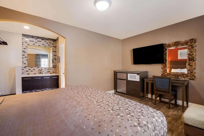 1 King Bed (4 of 7)