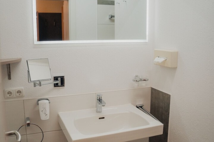 Room 32 of 79