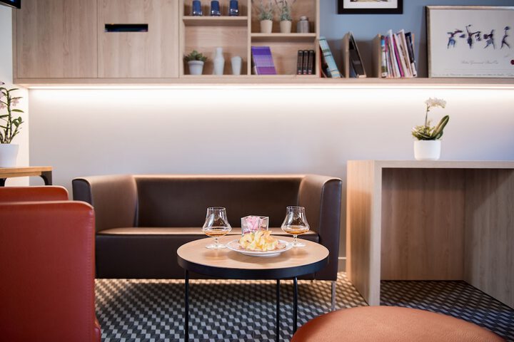 Lounge 41 of 46
