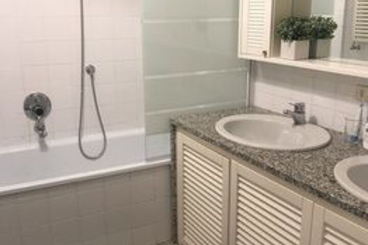Room 2 of 28