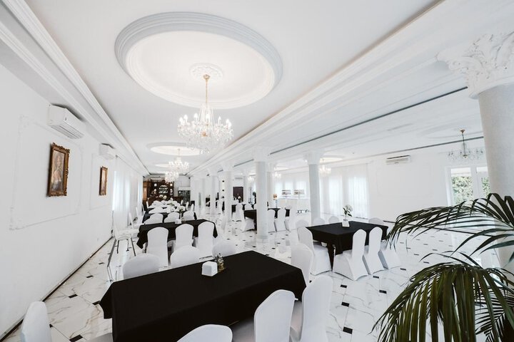 Ballroom/Hall 41 of 51