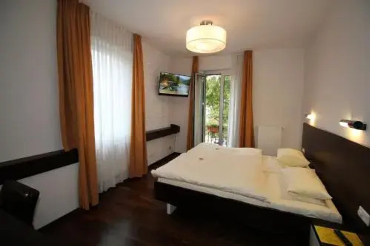 Room 3 of 16