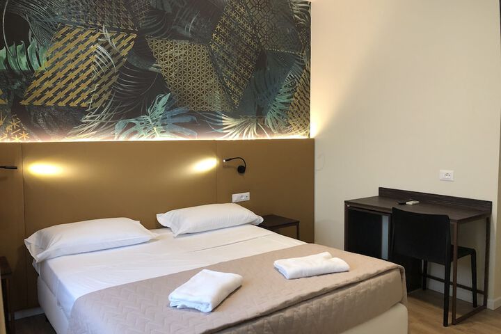 Room 2 of 33