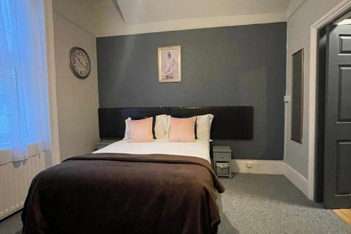Room 8 of 74