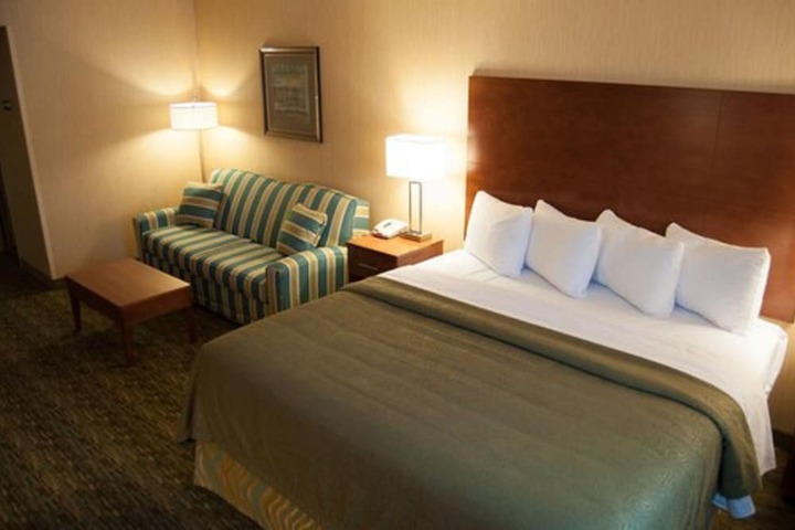 1 King Bed Business Room (11 of 12)