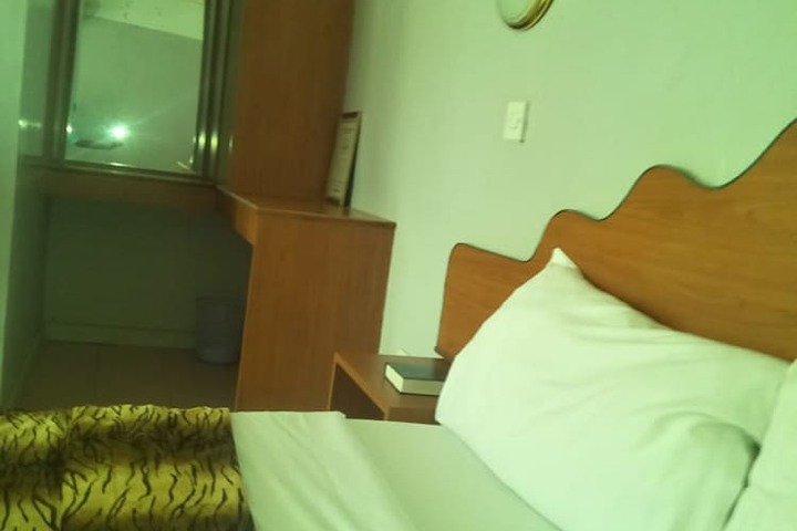 Room 17 of 34
