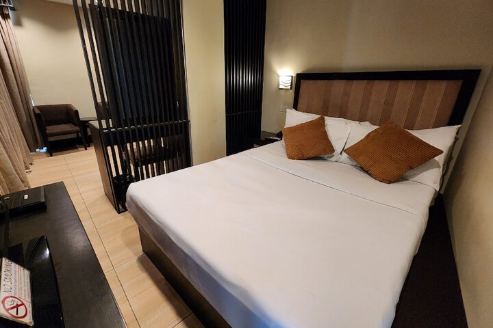 Room 7 of 13