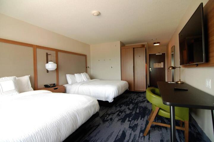 2 Queen Beds (2 of 2)