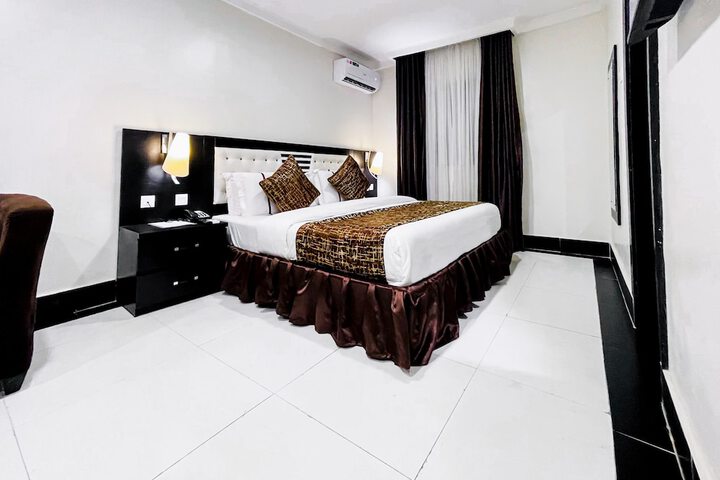 Room 12 of 25