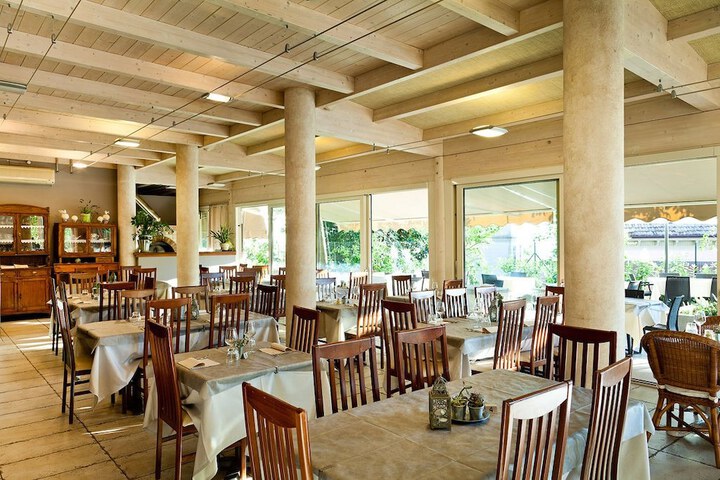Dining 14 of 23