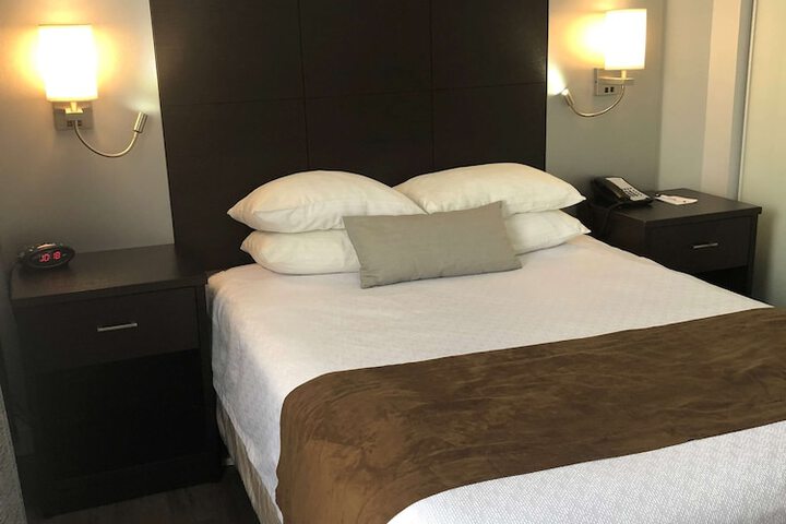 1 Queen Bed Tower Sofa Bed Work Desk Microwave and Refrigerator High Speed Internet Accessible Full Breakfast (19 of 26)