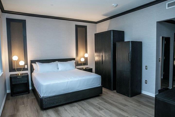 Room 6 of 15