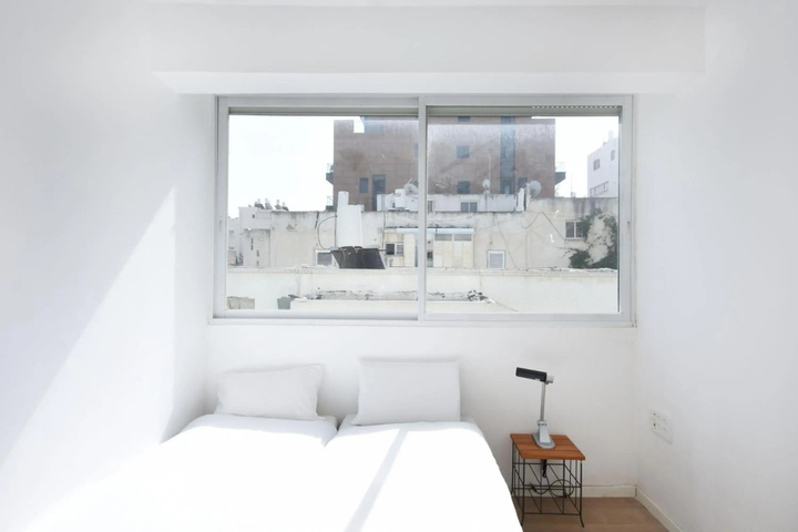 Room 4 of 12