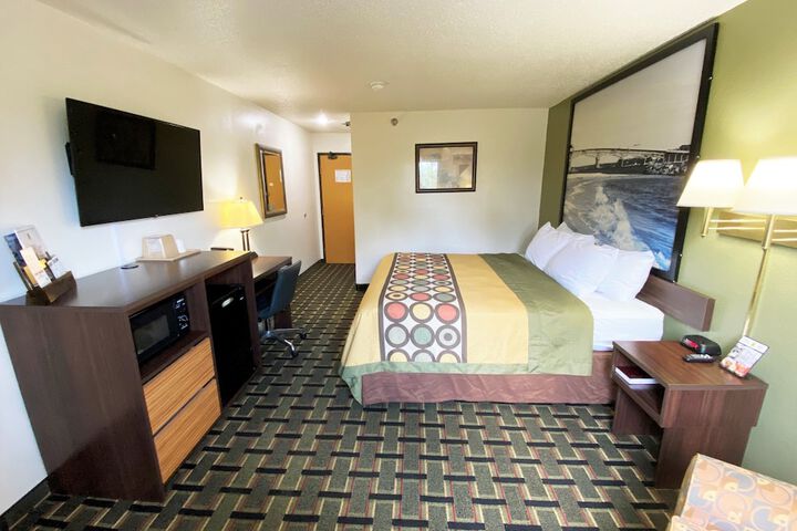 1 King Bed (6 of 7)