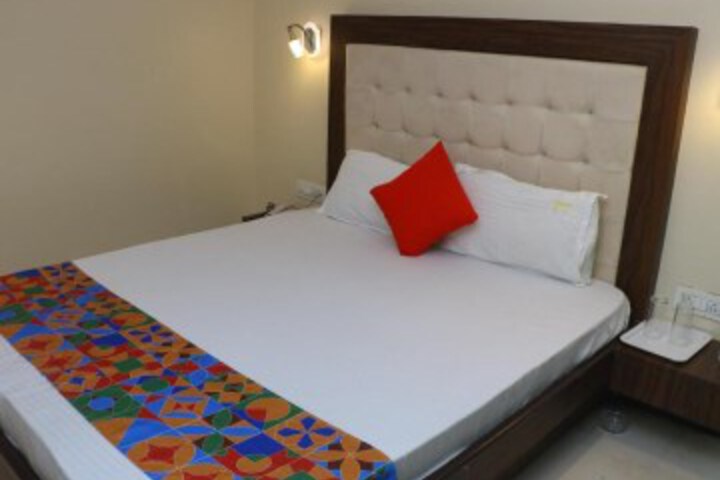 HOTEL YELLOW SEASON