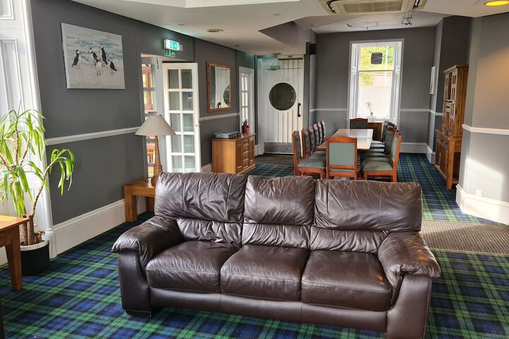 Lounge 25 of 50