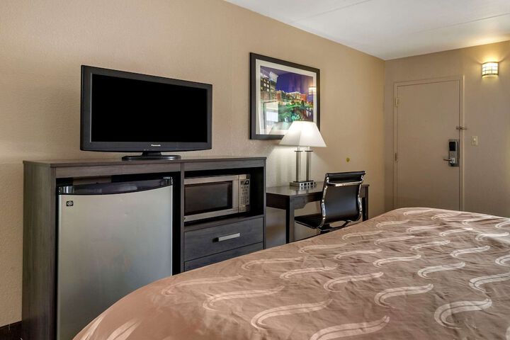1 King Bed (4 of 19)