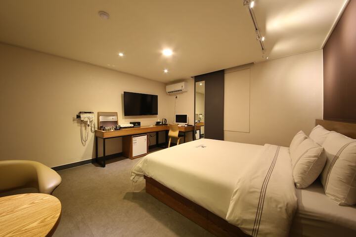 Room 10 of 29
