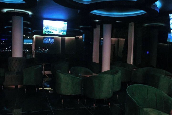 Lounge 11 of 16
