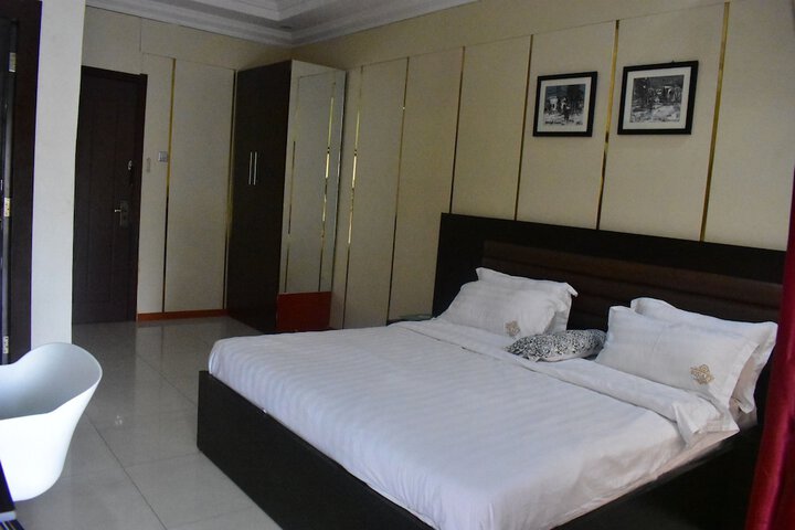 Room 4 of 38