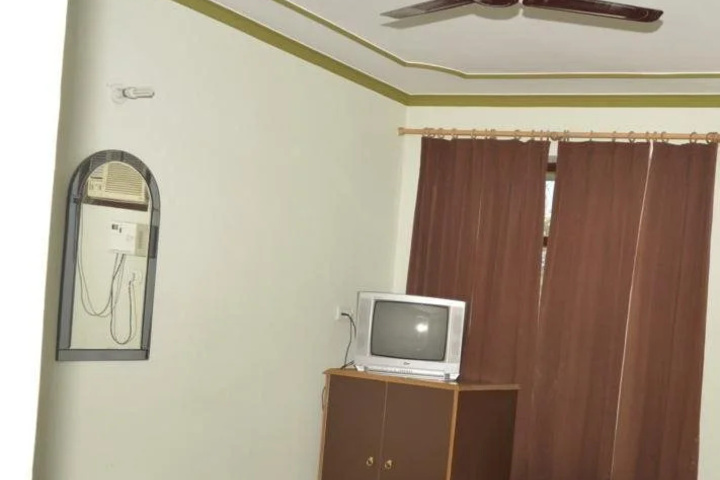 Room 6 of 10