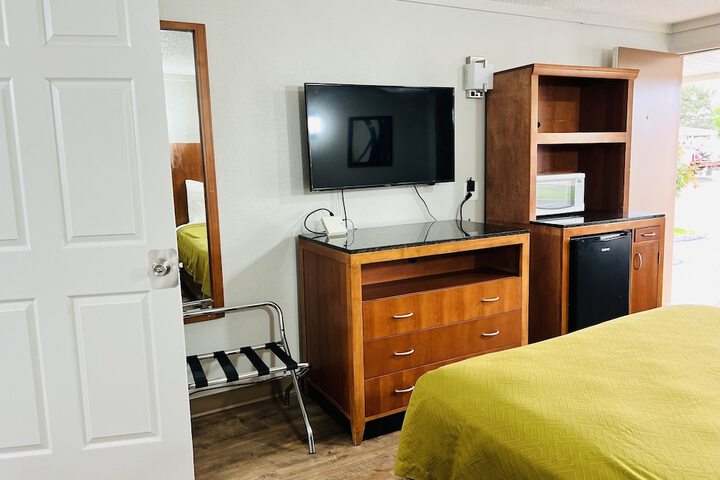 1 King Bed (13 of 19)